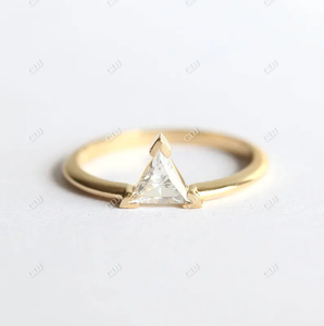 Triangle Moissanite Diamant 14K Or Jaune Pierre Unique Simple Élégant Solitaire Bague De Fiançailles Pour Les Femmes Fabrication Inde - Product Image 3