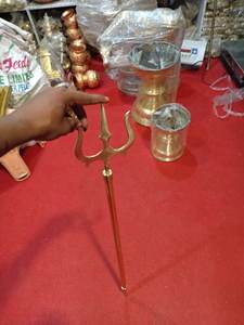 Trishul doré Symbole du pouvoir et de la divinité Traditionnellement porté comme une arme divine le Trishul incarne la force - Product Image 4