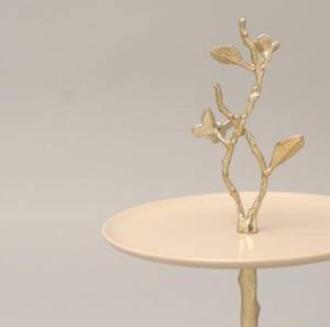 ชั้นวางเค้กโลหะ 2 ชั้น สีเบจทันสมัย ตกแต่งด้วยกิ่งไม้สีทองและผีเสื้อ สำหรับจัดแสดงขนมหวานในงานแต่งงาน งานเลี้ยง และตกแต่งบ้าน - Product Image 5