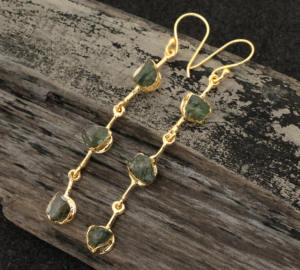 Boucles d'oreilles en cristal vert faites à la main pour femmes boucles d'oreilles longues en pierres précieuses brutes plaqué or bijoux Boho - Product Image 3