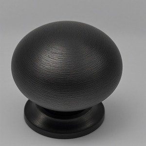 Bouton de porte en fer fabriqué à la main avec une forme inégale et une finition mate conçue pour les portes intérieures décoratives - Product Image 2