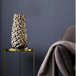 แจกันโลหะสไตล์โบราณหรูหราสำหรับพื้นที่ธีมแจกันดอกไม้ทางประวัติศาสตร์ที่สง่างามพร้อมของโบราณที่ตกแต่งรูปทรงตามสั่ง - Product Image 3