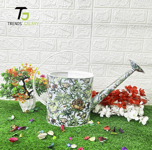 Arrosoir compact en métal jaune pastel | Petit abreuvoir léger avec poignée supérieure pour enfants et jardins d'herbes d'intérieur - Product Image 6