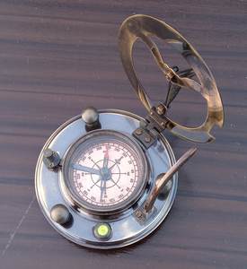 เข็มทิศรูปพระอาทิตย์ที่ทันสมัยส่วนบุคคลสลักเป็นของขวัญวันวาเลนไทน์สำหรับวันเกิดและงานเฉลิมฉลองเทศกาลดิวาลี - Product Image 6