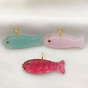 Piedras preciosas 21x11mm Pescado Tallado Colgante Hecho a mano Pescado Tallado 5mm Bucle Chapado en oro 925 Encanto de plata A granel Venta al por mayor Encantos Proveedores - Product Image 1