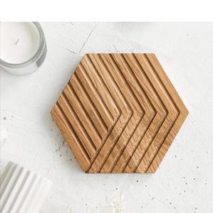 Dessous de plat hexagonal en bois ACACIA avec motif sculpté Chevron Protecteur de table en bois naturel durable résistant à la chaleur élégant - Product Image 1