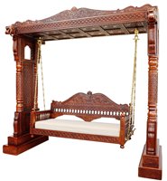 Balançoire d'extérieur en teck massif sculptée à la main, structure de pilier Jhoola traditionnelle indienne, design moderne de luxe pour jardin, ferme et cour.