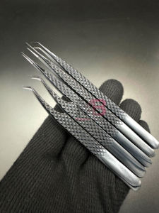 แหนบต่อขนตาสแตนเลสญี่ปุ่น สำหรับต่อขนตา โลโก้สั่งทำได้ ปลายพลาสมาสีดำเงา พร้อมเคลือบผงสีดำด้าน - Product Image 3