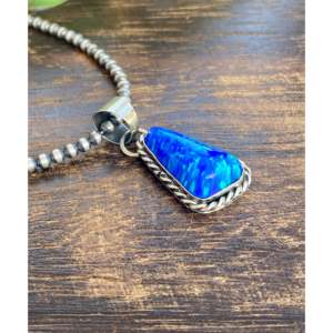 Colgante Navajo Hecho a Mano con Ópalo Azul y Perla, Engaste de Diamantes, Baño de Rodio, Plata de Ley, Joyería con Patrón Numerado - Product Image 2