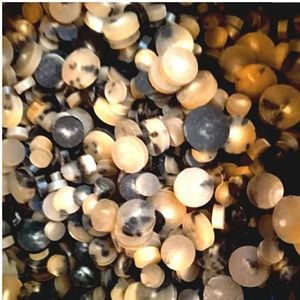 Espacios en blanco de botón de cuerno para industrias de ropa Cuentas de hueso en tamaños surtidos Adecuado para diseñadores de joyas y Tiendas de Cuentas - Product Image 2