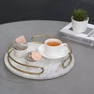 Bandeja para servir de mármol redonda con asas de metal dorado Plato hecho a mano de lujo para cocina, comedor, fiestas y venta al por mayor - Product Image 3