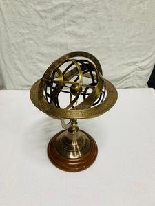 Diseño antiguo Globos de metal Escultura Diseñadores de mesa Aspecto elegante Color dorado Suministros de uso de escritorio de oficina de metal de alta calidad - Product Image 2