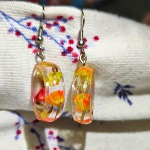 Pendientes colgantes de resina elegantes de alta calidad hechos a mano con diseño floral seco real para amantes de la moda a precio mayorista - Product Image 4