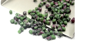 50 Viên Đá <span class=keywords><strong>Ruby</strong></span> Thô Tự Nhiên Zoisite Cỡ 2-4 MM Chất Lượng Tốt Đá Anyolite Thô Bán Sỉ - Product Image 6