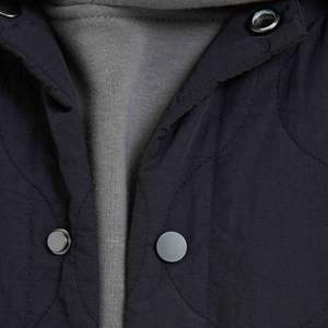 Gilet utilitaire matelassé pour hommes, veste noire légère sans manches avec rembourrage en diamant, patch en simili cuir et nylon froissé - Product Image 4