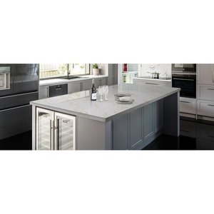 Grande dalle murale moderne en quartz cristal Ocean Gold Unionstone, étanche - Product Image 2