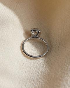 Bague solitaire en diamant de laboratoire de taille ronde, conçue comme une alliance intemporelle pour fiançailles et mariage, fabriquée avec un diamant de 1,50 carat. - Product Image 2