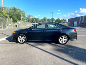 Toyota Camry SE Sport édition limitée 2012 / Disponible à la vente avec faible kilométrage, moteur essence, véhicule d'occasion en excellent état, sans accident. - Product Image 3