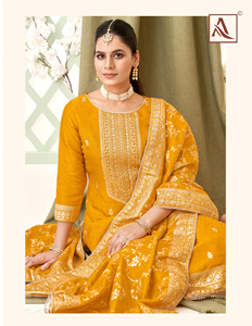 Trajes de diseñador de Jacquard puro a fuego lento superventas con bordado de diamantes disponible al mejor precio - Product Image 4