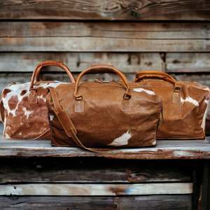 Sac de voyage week-end en cuir de vachette à poils, fermeture éclair, durable, marron, motif blanc, avec poignée et bandoulière - Product Image 1