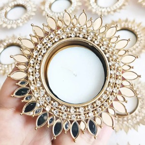 ที่วางเทียนตกแต่งบ้านแบบดั้งเดิมอินเดียพร้อม kundan แก้วทรงกลมและโต๊ะโลหะตกแต่งบันไดสำหรับขวดโหลเทียน - Product Image 2