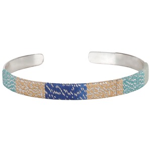 Elegantes pulseras de mano pulidas en oro y latón étnico, joyería con patrones vintage atemporales con un aspecto antiguo Premium - Product Image 6