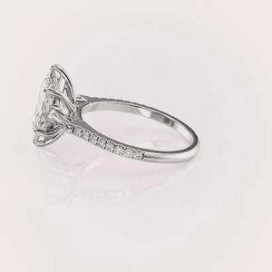 Anillo de compromiso con diamante cultivado en laboratorio de corte marquesa y piedras laterales cónicas tipo baguette en plata de ley 925 maciza - Product Image 3