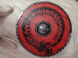 Escudo de madera y metal de color rojo, fabricación profesional redonda medieval, escudo vikingo hecho a medida para un tamaño personalizado - Product Image 5
