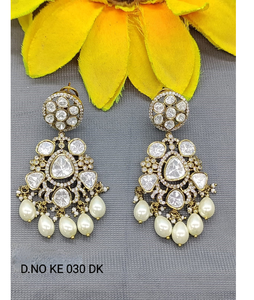 Colgantes de orejas de inspiración étnica para ocasiones especiales con colores vibrantes y trabajos ornamentales detallados de la India - Product Image 2