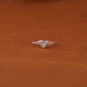 Bague de fiançailles élégante et luxueuse pour femme, classique, en forme de cœur, diamant de laboratoire taillé en forme de cœur, 1,0-1,2 TCW, or rose 18 carats, certifié IGI, pavé - Product Image 1