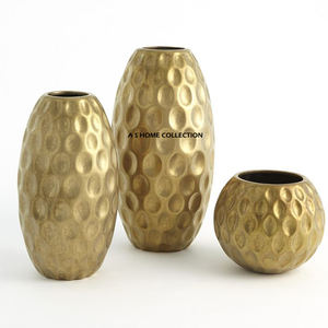 Vases à fleurs décoratifs fantaisistes de qualité supérieure en métal martelé et pour les accessoires d'hôtel à domicile, ensemble de 3 à prix abordable - Product Image 1