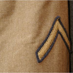 Chaqueta de Uniforme Estadounidense Antigua de la Segunda Guerra Mundial con Insignias y Botones Originales - Product Image 3