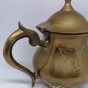 Théière en laiton vintage avec poignée. Bouilloire vintage en laiton gravé à motif floral. - Product Image 1