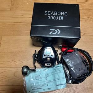 Listo para enviar: Carrete eléctrico Daiwa SEABORG 300J L, el más vendido, manivela izquierda, pantalla en inglés, acero. - Product Image 1