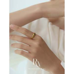 Anello a fascia in oro martellato fatto a mano, anti-ossidazione, con gemma verde, anello a sigillo con onda in lava dorata, in oro laminato con pietra tagliata - Product Image 4