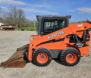 Minicargadora Kubota SSV65 2015: cargadora compacta fiable con diseño de elevación vertical - Product Image 1