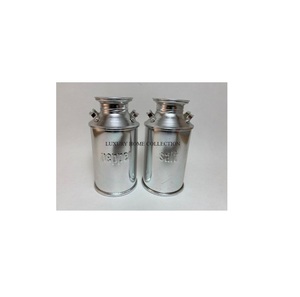 Salero y pimentero compacto de metal con diseño portátil, ideal para picnics, camping y condimentos sobre la marcha. - Product Image 1