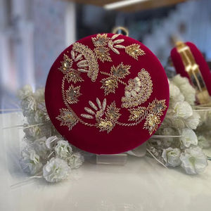 Grossiste indien propose un ensemble de bijoux de mariée exquis collier ras du cou décoré de perles boucles d'oreilles Maang Tikka pour les événements de mariage - Product Image 1