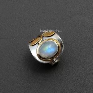 แหวนเงินแท้ 925 คุณภาพ AAA+ ประดับพลอยมูนสโตนสีน้ำเงินทรงรี ดีไซน์อินเดียสุดคลาสสิก เหมาะสำหรับงานปาร์ตี้และงานแต่งงาน - Product Image 1