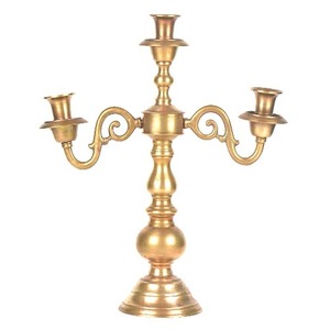 Candelabro de Latón Hecho a Mano con Tres Brazos y Acabado Dorado para Decoración del Hogar - Product Image 1