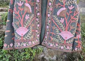 Chaqueta Boho Floral de Algodón con Aire Acondicionado, Transpirable, Teñida y Bordada a Mano con Suzani Indio, Hecha en India - Product Image 2