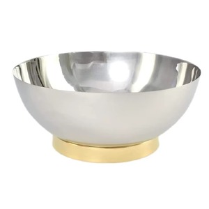 Bol à noix simple en argent poli avec base dorée, la surface reflète la lumière magnifiquement, les noix ont l'air plus appétissantes - Product Image 1