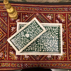 Plateau de service floral noir rond incrusté d'os de meilleure qualité pour les ustensiles de cuisine des hôtels et des restaurants décoratifs par l'artisanat du croissant - Product Image 1