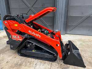 Mini-chargeuse compacte sur chenilles Kubota SCL1000 Diesel avec moteur, pompe hydraulique et boîte de vitesses – Haute efficacité, excellent rapport qualité-prix, à vendre. - Product Image 2