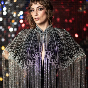 Cape élégante avec des brins perlés Cape à paillettes pour les célébrations des festivals Se fixe au cou avec un beau logo au dos - Product Image 1