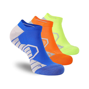 Chaussettes de performance respirantes Technologie d'évacuation de l'humidité Mélange de spandex, de nylon et de coton Pour les entraînements et les sports de haute intensité - Product Image 4