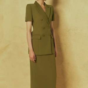 Blazer elegante para mujer, tela de la mejor calidad, cierre de doble botonadura, servicios ODM personalizados, hecho en Vietnam, estilo Oliva - Product Image 1