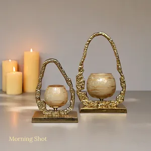 Bougeoir décoratif de mariage fait à la main de conception unique en métal en aluminium avec le bougeoir de luxe de placage d'or de pot en verre - Product Image 2