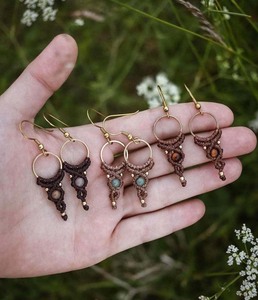 Nouvelle mode fait à la main en macramé boucle d'oreille perles forme pierre précieuse couleur rouge et bleu boucle d'oreille pour Festival cadeau bijoux pour tous - Product Image 3