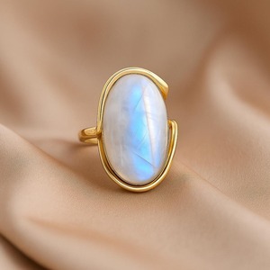 แหวนพลอยมูนสโตนสำหรับสัญชาตญาณหรือความสงบภายในและหรูหราสไตล์โบโฮหรือจิตวิญญาณสำหรับขายส่ง - Product Image 2